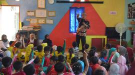 Mendongeng Bersama Anak PAUD Meriahkan Bersih Desa Kalurahan Pengkol